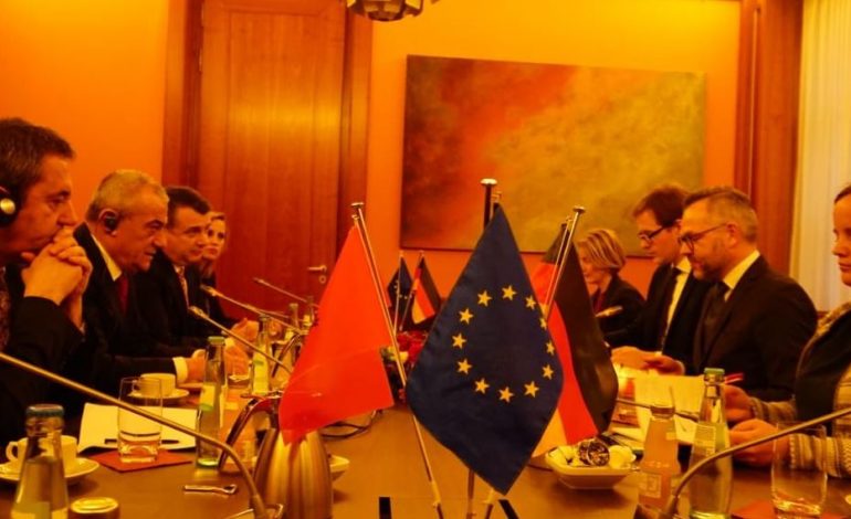 TAKIMI ME MINISTRIN GJERMAN Michael Roth/ Balla: Është momenti për të filluar bisedimet BE-Shqipëri