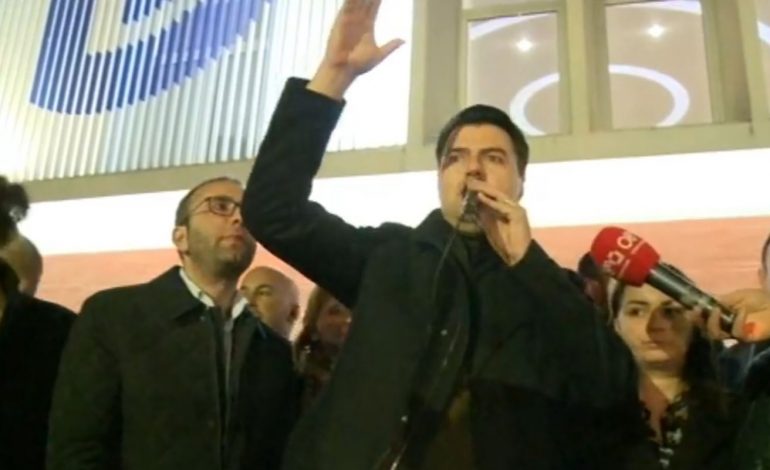 NGA NJË KËNGË PËR ÇDO PROTESTË/ Pas himnit Basha këndon: Eja mblidhuni këtu-këtu….