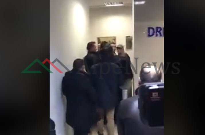GODET DHE DHUNON/ Kur ish ministri i Brendshëm, Flamur Noka nuk ka respektuar policët (VIDEO)
