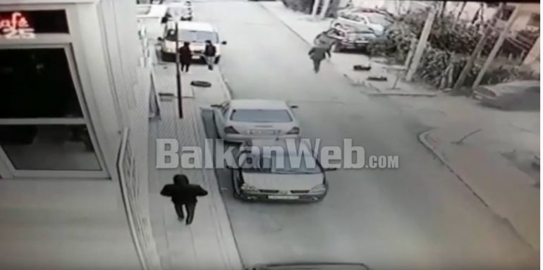 “VJEDH GJITHÇKA GJEN”/ Makthi i banorëve të Fierit, kapet “MAT SKIFTERI” lëvizte (VIDEO)