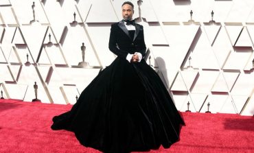 INTERNETI U ÇMEND/ Aktori i famshëm parakalon në tapetin e kuq të çmimeve Oscar me një fustan-kostum
