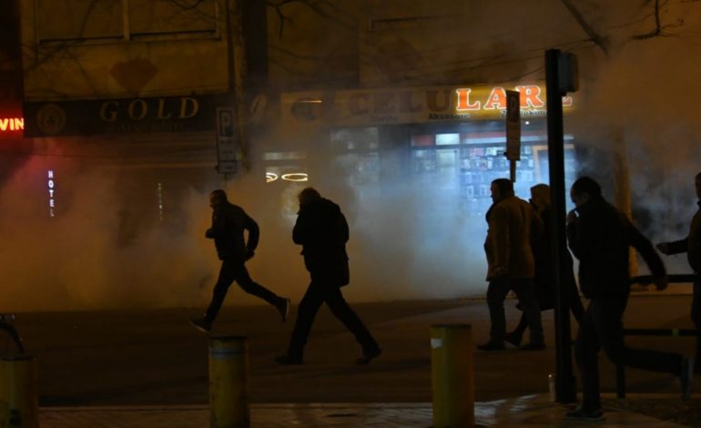 PROTESTA/ Policia hap kamerat: Ja 8 personat e proceduar, 12 në kërkim. Akuzohen se…