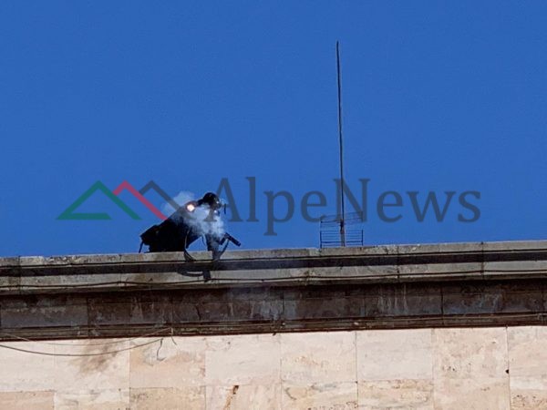 16 SHKURTI/ Garda i hedh gaz lotsjell, protestuesi tenton të thyej xhamin e Kryeministrisë (Foto)