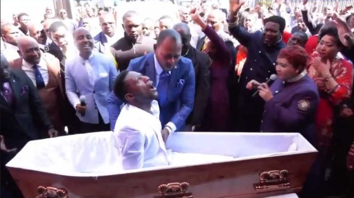 "RINGJALLI TË VDEKURIN/ Profeti paditet nga drejtuesit e funeraleve  (VIDEO)