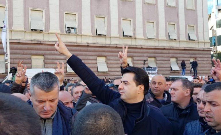 PËRFUNDON “REVOLUCIONI” 5 ORËSH I OPOZITËS/ Basha falenderon dhe shpërndan qytetarët