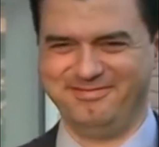 KUR E MERR ME TË QESHUR DJEGIEN E MANDATEVE/ Ja ironia që ka “SHPËRTHYER” në rrjet (VIDEO)