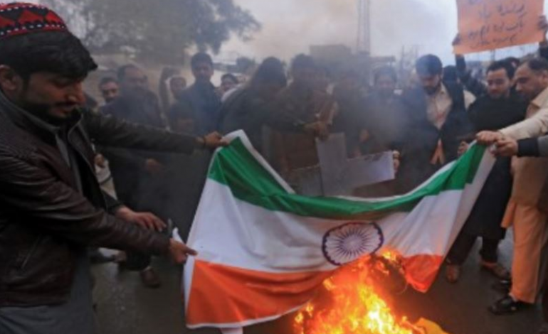 GJITHÇKA PËR “KASHMIRIN”/ Pakistani thotë se ka rrëzuar dy avionë të Indisë