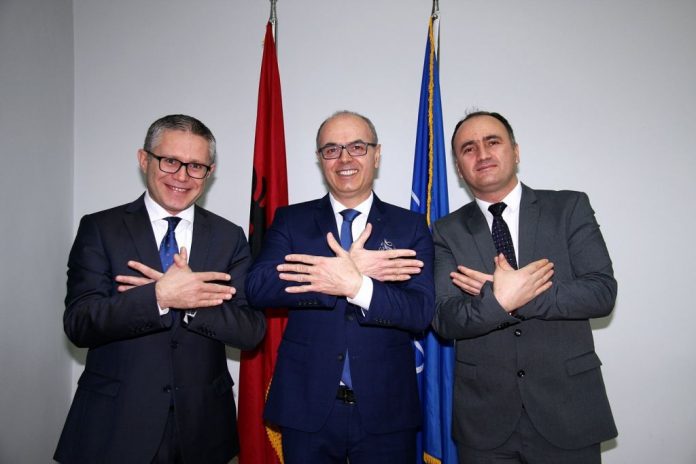 “SHQIPONJA”/ Tre zv.ministrat shqiptarë të mbrojtjes së Shqipërisë, Kosovës e Maqedonisë së Veriut bëjnë…