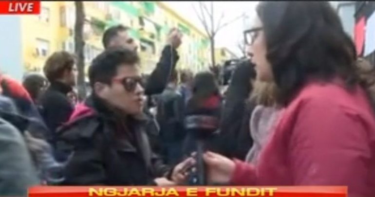 PËRDHUNIMI I SË MITURËS/ Një grup qytetarësh protestë para MAS dhe policisë: Jo më dhunë