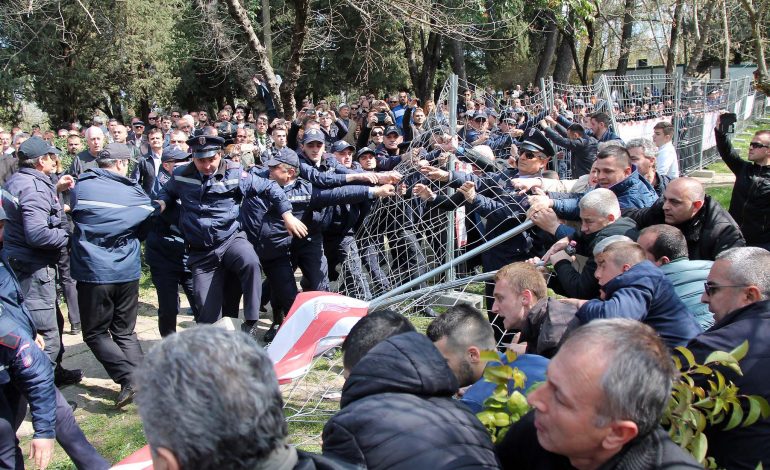 PROTESTA PARA PARLAMENTIT/ Policia vendos masa sigurie: Nuk ka leje për…