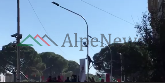 16 SHKURTI/ Protestuesi hipën në shtyllë dhe heq megafonin e policisë (VIDEO)