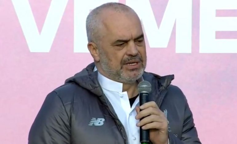 “KY ISHTE REVOLUCIONI!”/ Rama ironizon opozitën: I vetmi me dy pare mend në kokë doli…