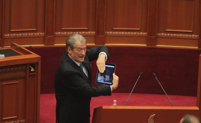 DJEGIA E MANDATEVE/ Sali Berisha nuk është më deputet pas tri dekadash. Ja firmosja e “çuditshme”