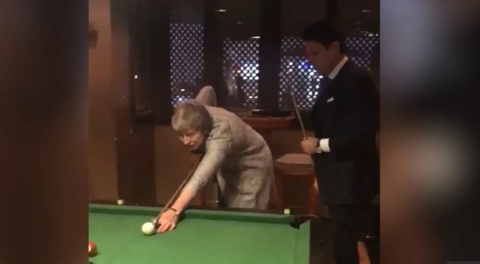 “BILARDO ME HOMOLOGUN EVROPIAN”/ E stresuar nga Brexit,kryeministrja britanike… (VIDEO)