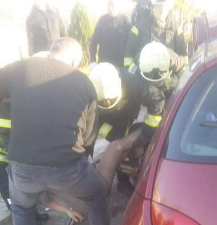 AKSIDENTI TRAGJIK NË DURRËS/ Momenti kur trupat nxirren nga makina (FOTOT)