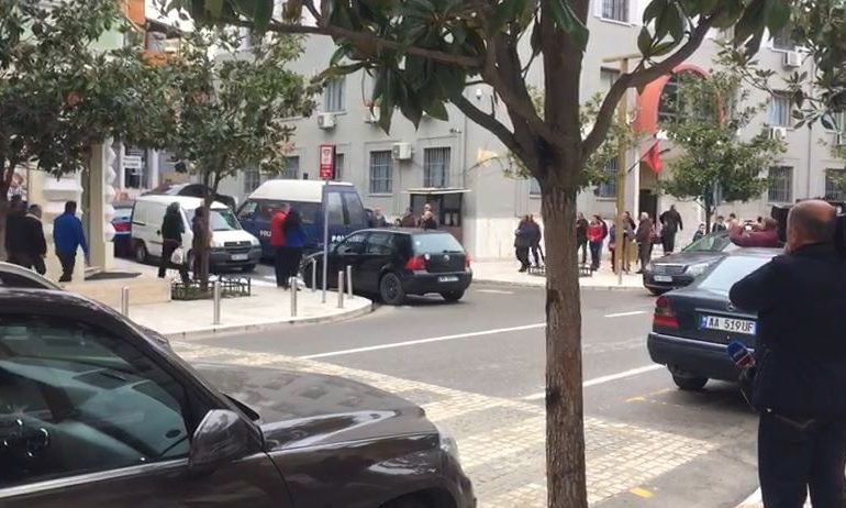 THELLOHET SKANDALI I PËRDHUNIMIT NË KAVAJË/ Drejtuesit e shkollës e dinin. Nis HETIMI…