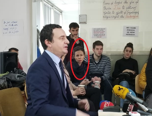 BURRË E GRUA DHE BABË E BIJË/ Njihuni me pedagogët GREVISTË që bllokojnë mësimin (FOTO)