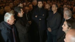 PROTESTA PARA KUVENDIT/ Lulzim Bashën e “braktisin” aleatët. Duka dhe Dule…