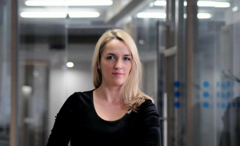 “MË MBËSHTETI PAS MURI”/ Gazetarja shqiptare tregon si një maniak tentoi të abuzonte me të