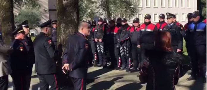 PROTESTA E OPOZITËS/ Ardi Veliu-policëve: Mos u provokoni, ruani qetësinë edhe nëse ka incidente