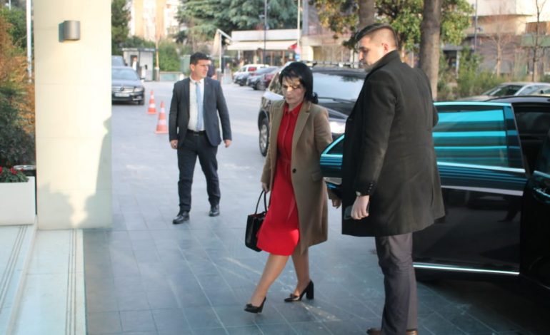 GARA PËR SPAK/ Arta Marku pret prokuroren që burgosi ish-kryeministrin kroat