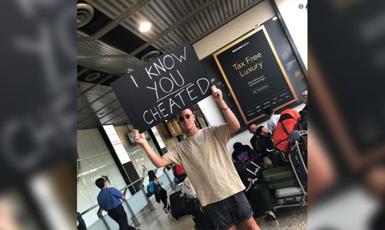 E PAZAKONTË/ Pret të dashurën në aeroport me PANKARTËN: E di që më ke…