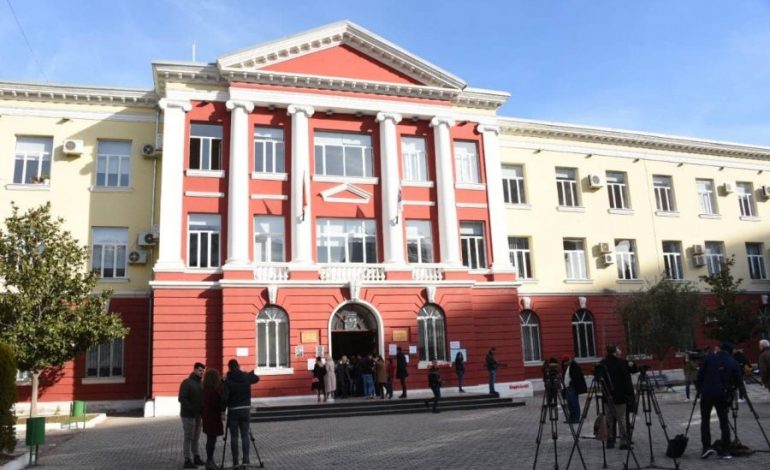 “LARGONI PROTESTUESIT”/ Studentët e GAZETARISË kërkojnë RIKTHIMIN në auditore: Padrejtësi! (PETICIONI)