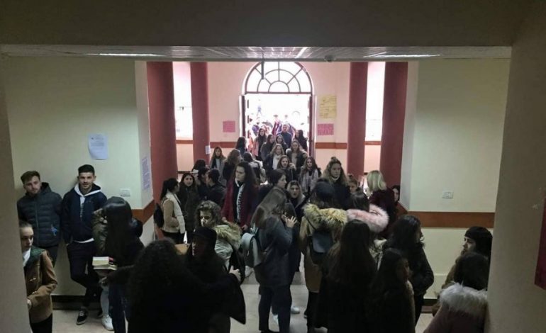 STUDENTËT E GAZETARISË DUAN TI JAPIN FUND “MAKTHIT”/ Nesër kërkojnë me çdo kusht… (FOTO)