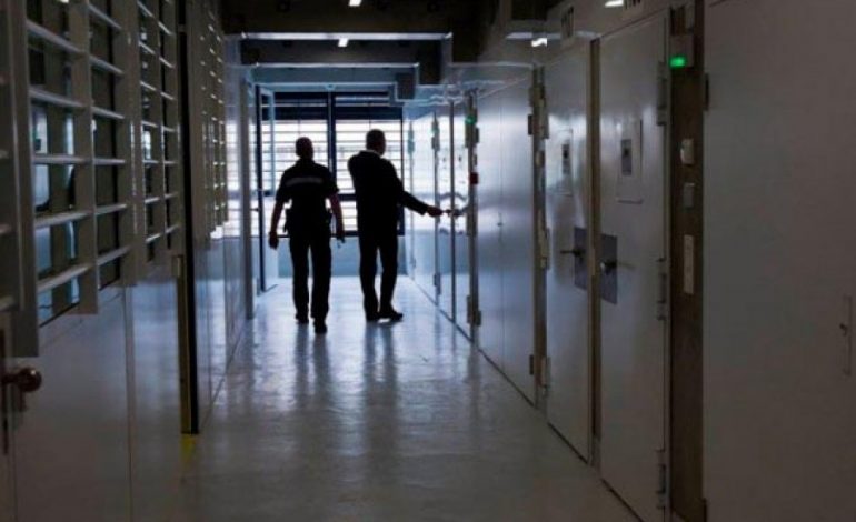 ABOZOI ME 27 NXËNËS NË NJË KLASË/ Burg për mësuesin e Gjuhës Shqipe