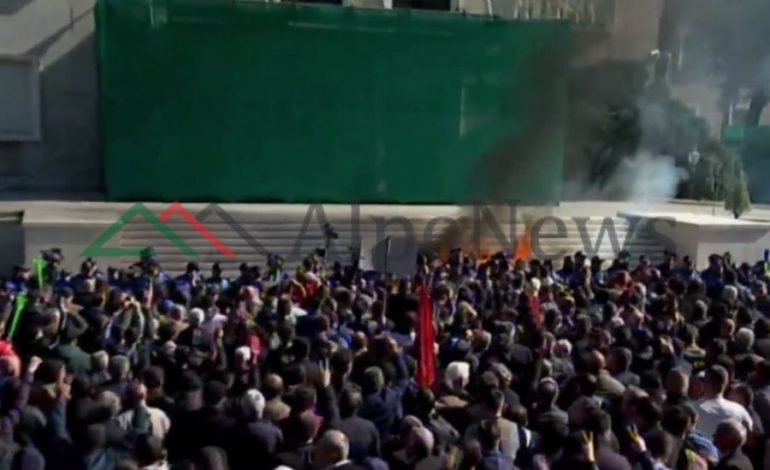 ÇAHET KORDONI I POLICISË/ Garda hedh gaz lotsjellës ndaj protestuesve, një qytetar largohet me urgjencë në…