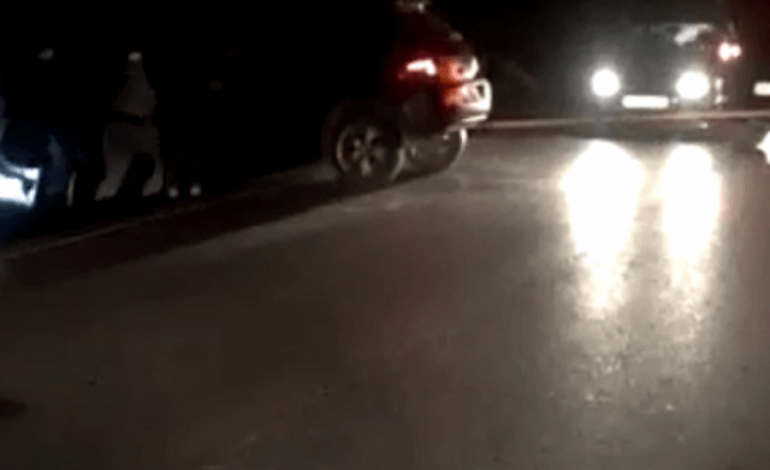 AKSIDENT NË ELBASAN/ Përplasen tre automjete, drejtuesit transportohen…
