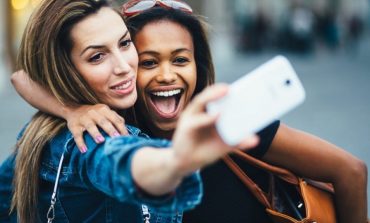 PUBLIKOHET RENDITJA/ Smartfonët më të mirë për selfie në 2019 testohen në një labotator