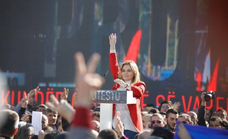 ME SYTË NGA QIELLI PËR PUSHTETIN/ Kryemadhi i lutet Zotit ti falë mëkatet dhe ti jap forcë në shesh