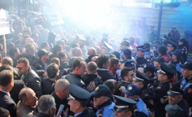 SKENARI I “OPOZITËS SË BASHKUAR”/ Protesta e 16 shkurtit, si demostrim i DHUNËS (DETAJET)