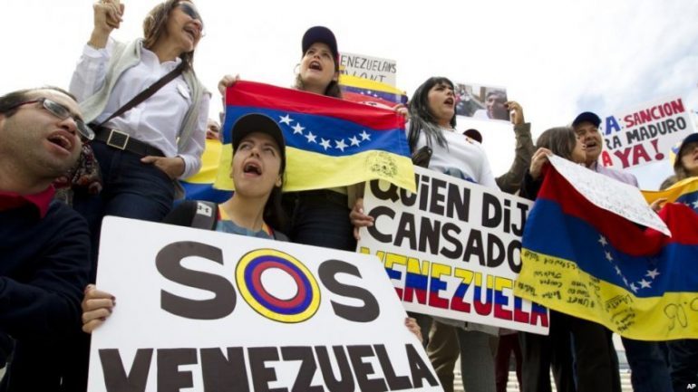 “PËRPLASJET ME MADURON”/ Kaos në Venezuelë, refuzohet ndihma humanitare
