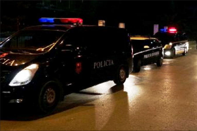 QËLLOHET DY HERË NË GJOKS/ Plagoset me armë 52-vjeçari në Fier
