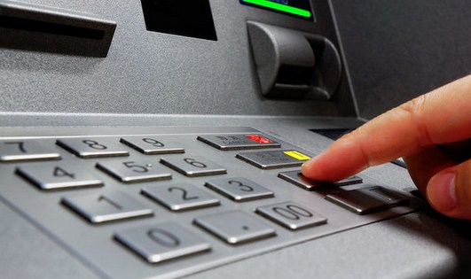 NUK NDALEN “SKIFTERAT”/ Grabitet bankomati i një banke, autorët e thyen e më pas…