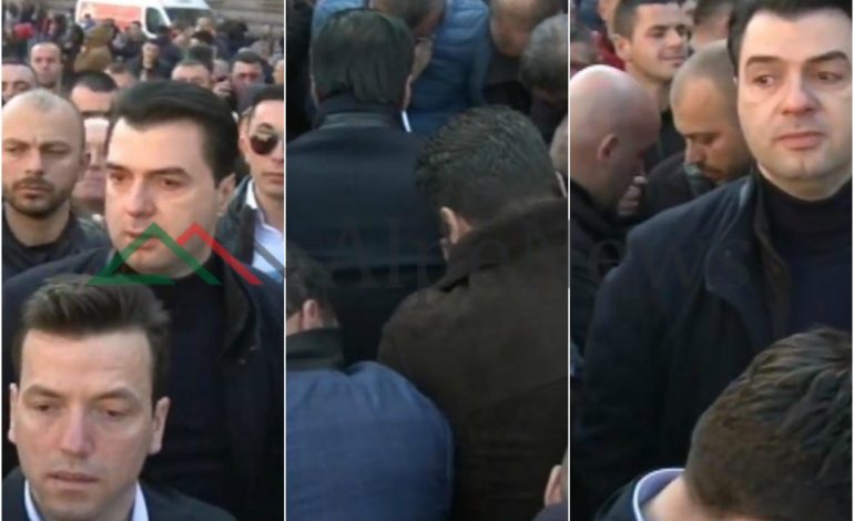 PROTESTA E OPOZITËS/ Basha me “LOT NË SY”, nuk i shpëton dot… (FOTO)