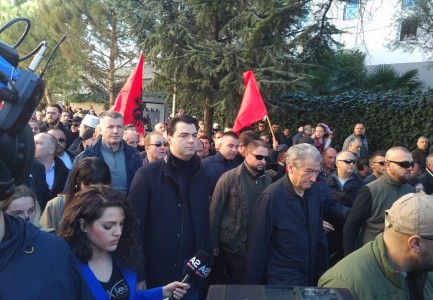 ÇFARE PO NDODH?/ Basha dhe Kryemadhi tradhëtojnë protestën. Largohen pas hedhjes së gazit, braktisin qytetarët