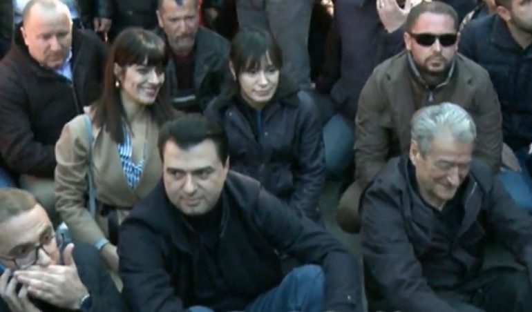 PROTESTA E OPOZITËS/ Berisha dhe Basha ulen këmbëkryq në Bulevard