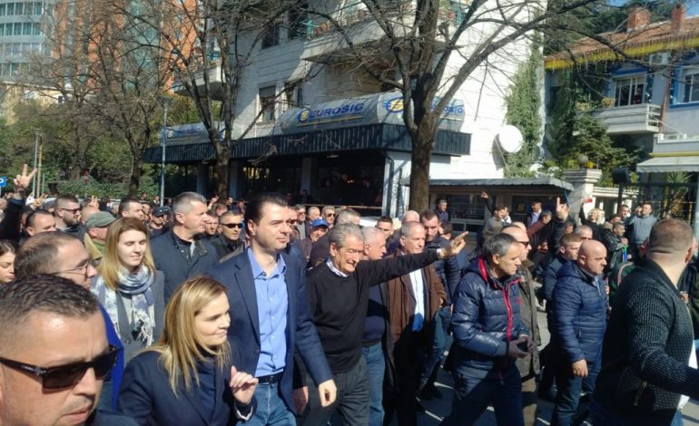 PROTESTA E OPOZITËS/ Basha dhe Monika në kryesinë e kuvendit. Rama niset drejt…