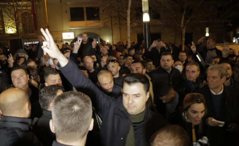 “MIZERJE DONI PUSHTETIN ME ZOR”/ Basha “kryqëzohet” nga komentuesit: Nuk i bëhet kjo popullit (FOTO)