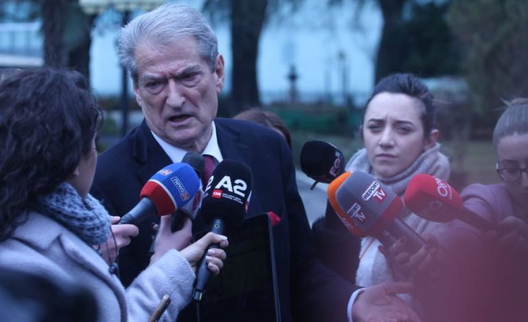 DEBATI I KUFIJVE/ Berisha refuzon ftesën e Thaçit: Më mirë bisedoj me Vuçiçin