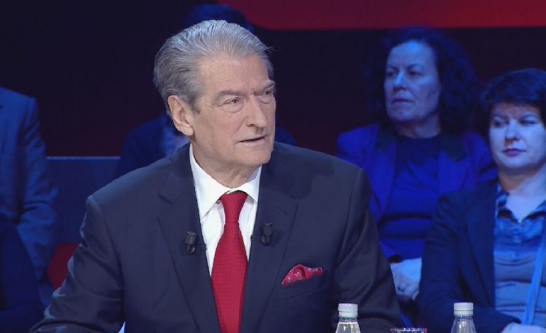 ÇFARË PO PARALAJMËRON? Berisha: Edhe kryebashkiakët mund të djegin mandatet