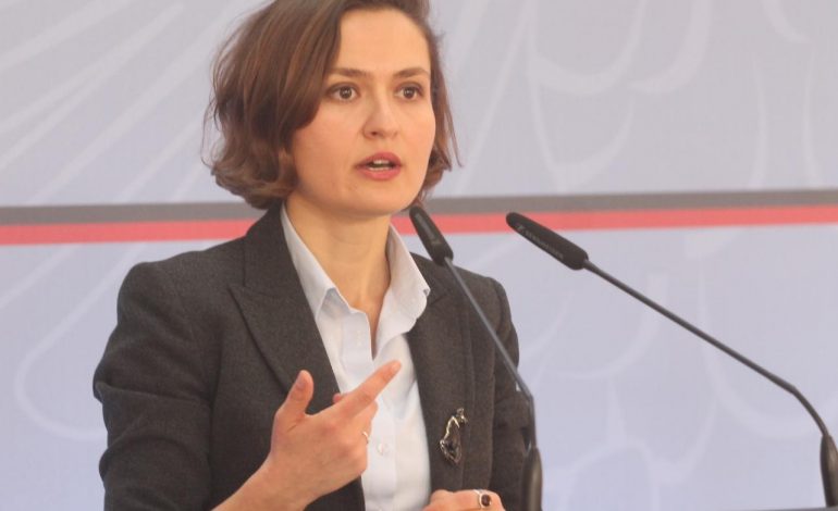 “AFAT DERI NË DARKË”/ Ministrja Shahini u përgjigjet pedagogëve: Bojkoti dhe ultimatumet…