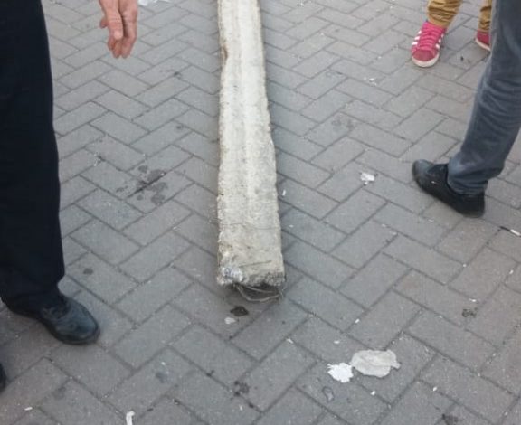 SULMI NDAJ KRYEMINISTRISË/ Protestuesit sjellin shufra betoni për të shqyer derën (FOTO)