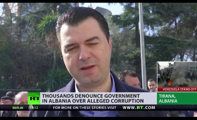 VIDEO FAKT/ PD e mohoi, por ja kronika e “Russia Today” ku Basha flet pas protestës për median ruse. Pse e fsheh selia blu?