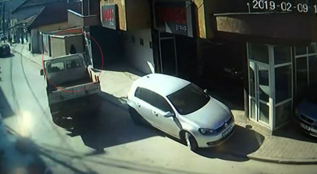 U AKSIDENTUA NGA KAMIONI TEKSA KALONTE RRUGËN/ Humb foshnjën gruaja