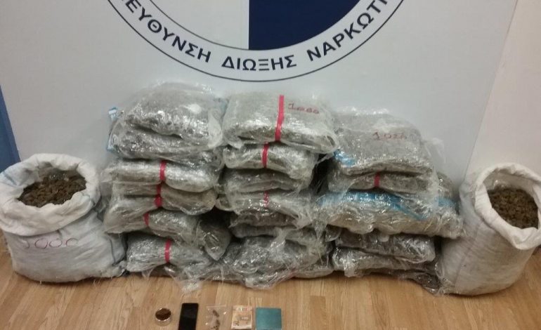 TENTOI TI IKTE POLICISË/ Arrestohet në kufi 32-vjeçarja. Po trasportonte 36 kg marjuanë