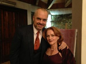 I KËRKOI TË LARGOHEJ NGA PS-JA/ Rama e puth me dorë: Qenka në formë shumë të mirë